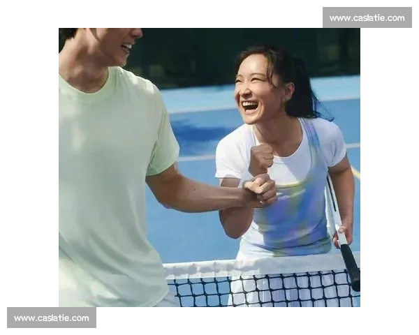 贾玲汪顺网球场燃爆！高马尾短裙造型掀起青春风暴